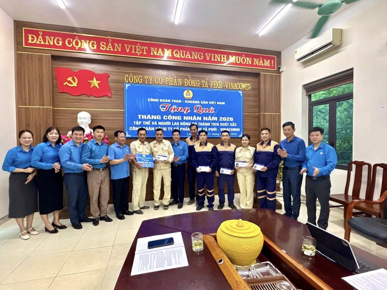 Hình ảnh tin tức CÔNG ĐOÀN TKV TẶNG QUÀ THÁNG CÔNG NHÂN NĂM 2026